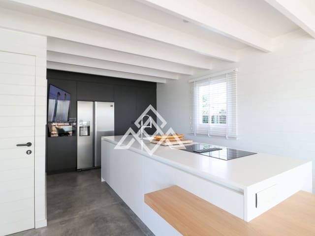 4 bedroom Villa for sale in Benahavís with garage - € 1,975,000 (Ref: 9300960)