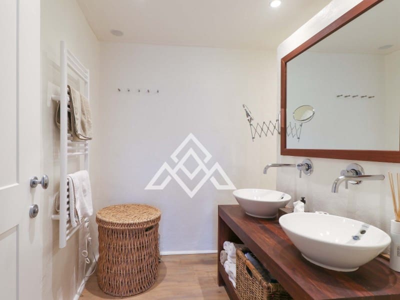 4 bedroom Villa for sale in Benahavis with garage - € 1,975,000 (Ref: 9300960)