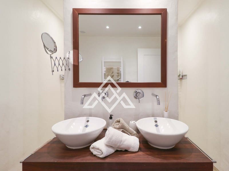 4 bedroom Villa for sale in Benahavis with garage - € 1,975,000 (Ref: 9300960)