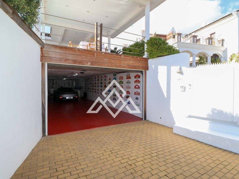 4 bedroom Villa for sale in Benahavis with garage - € 1,975,000 (Ref: 9300960)