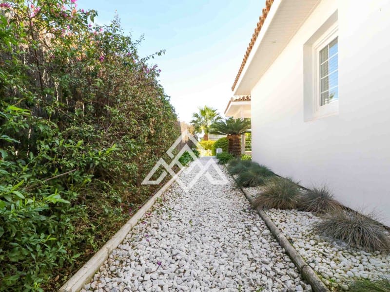 4 bedroom Villa for sale in Benahavis with garage - € 1,975,000 (Ref: 9300960)