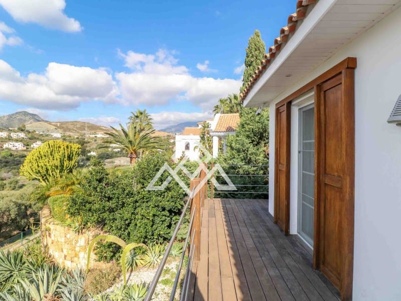 4 bedroom Villa for sale in Benahavis with garage - € 1,975,000 (Ref: 9300960)
