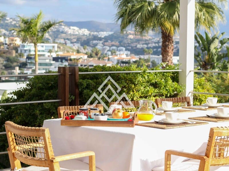 4 bedroom Villa for sale in Benahavis with garage - € 1,975,000 (Ref: 9300960)