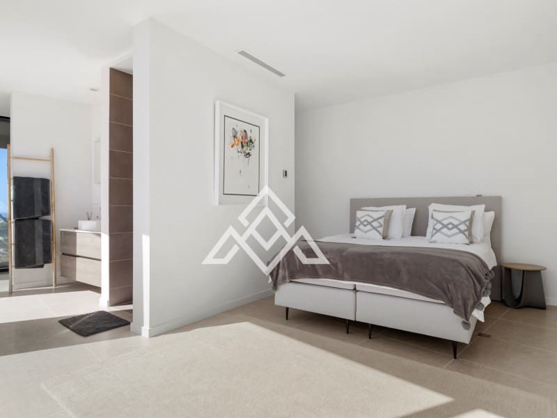 5 bedroom Villa for sale in Benahavis - € 4,950,000 (Ref: 9300966)