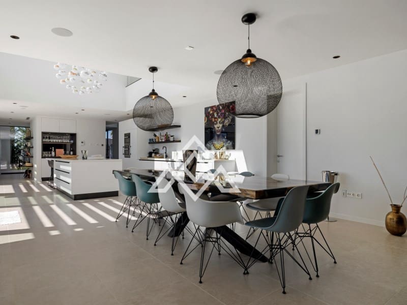 5 bedroom Villa for sale in Benahavis - € 4,950,000 (Ref: 9300966)