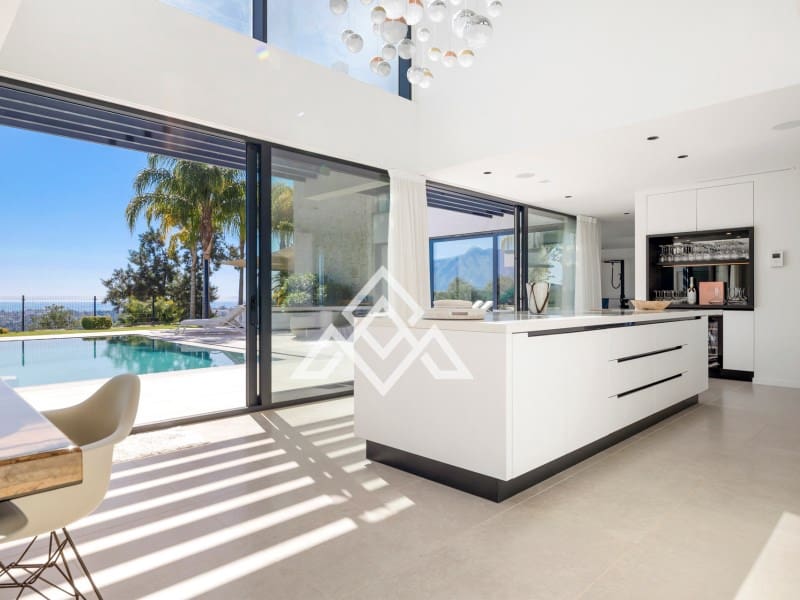 5 bedroom Villa for sale in Benahavis - € 4,950,000 (Ref: 9300966)