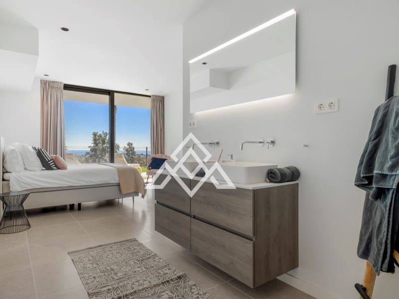 5 bedroom Villa for sale in Benahavis - € 4,950,000 (Ref: 9300966)