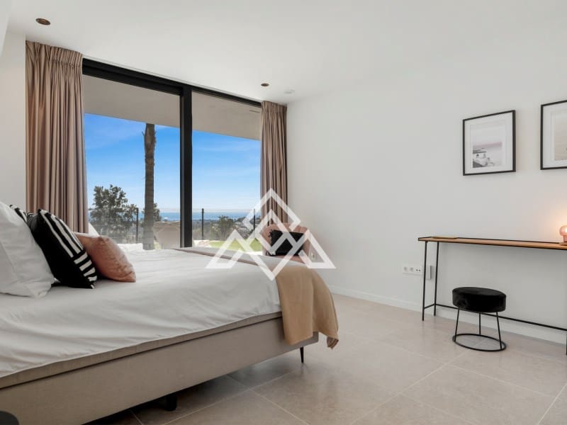 5 bedroom Villa for sale in Benahavis - € 4,950,000 (Ref: 9300966)