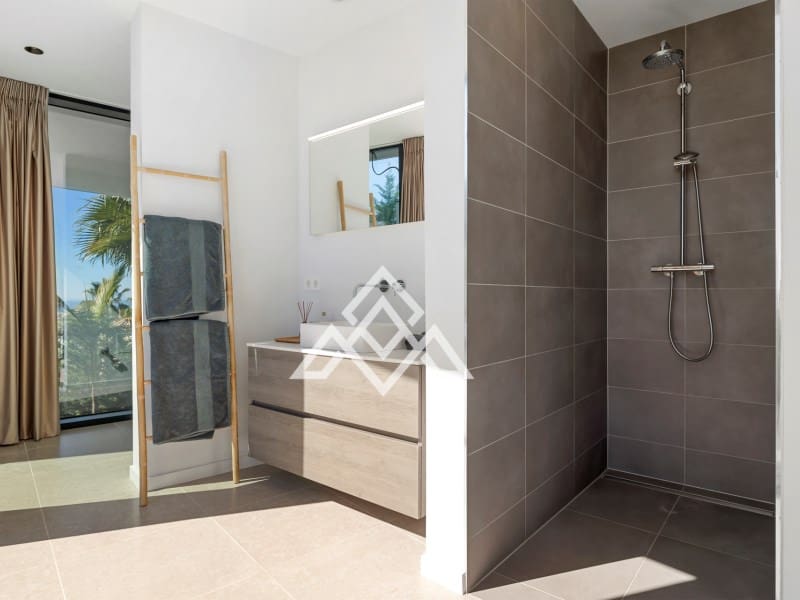 5 bedroom Villa for sale in Benahavis - € 4,950,000 (Ref: 9300966)