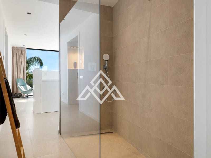 5 bedroom Villa for sale in Benahavis - € 4,950,000 (Ref: 9300966)