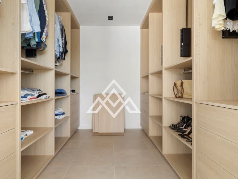 5 bedroom Villa for sale in Benahavis - € 4,950,000 (Ref: 9300966)