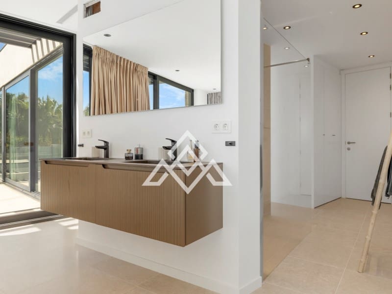 5 bedroom Villa for sale in Benahavis - € 4,950,000 (Ref: 9300966)