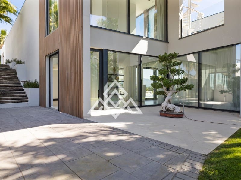 5 bedroom Villa for sale in Benahavis - € 4,950,000 (Ref: 9300966)