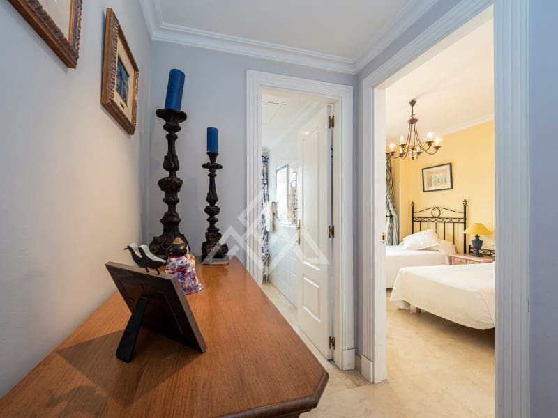 2 bedroom Apartment for sale in Nueva Andalucia with garage - € 1,575,000 (Ref: 9386191)