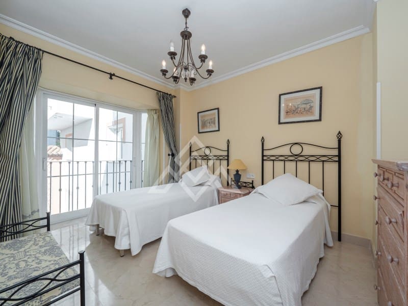 2 bedroom Apartment for sale in Nueva Andalucia with garage - € 1,575,000 (Ref: 9386191)