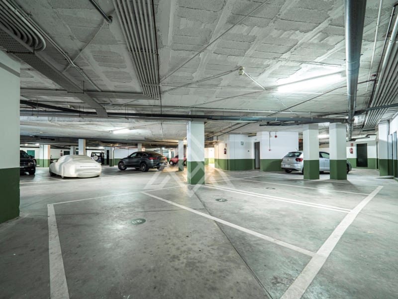 2 bedroom Apartment for sale in Nueva Andalucia with garage - € 1,575,000 (Ref: 9386191)