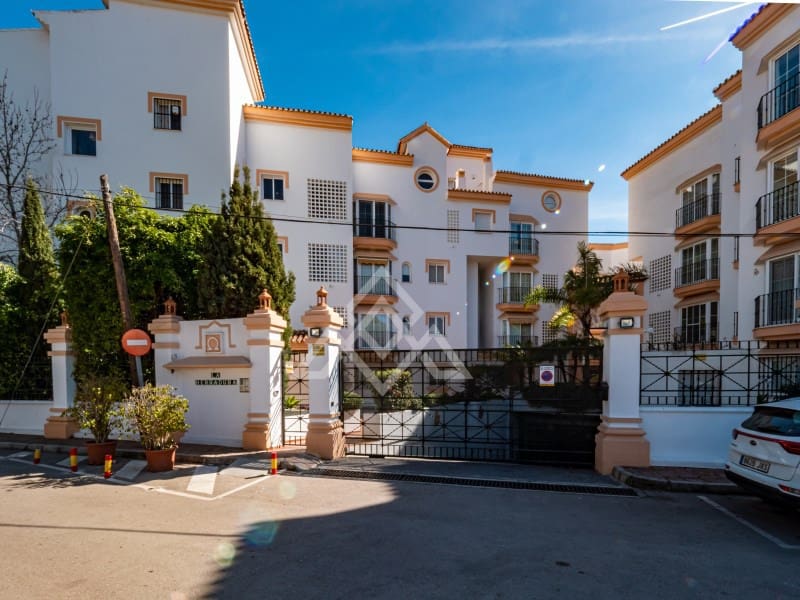 2 bedroom Apartment for sale in Nueva Andalucia with garage - € 1,575,000 (Ref: 9386191)