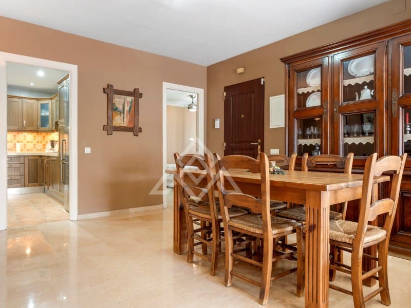 3 makuuhuone Huoneisto myytävänä paikassa Nueva Andalucia mukana 
autotalli - 680 000 € (Ref: 9386195)