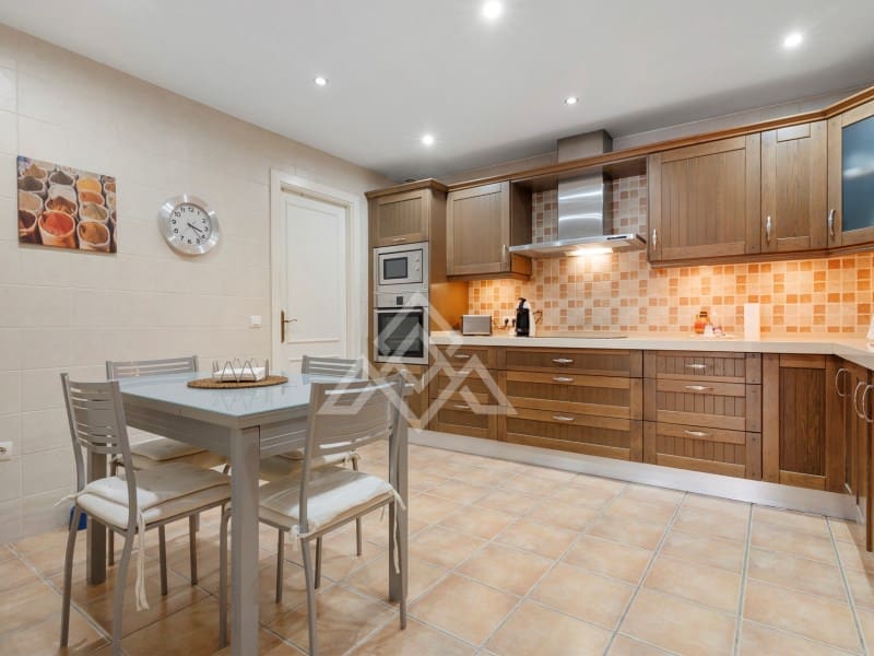 3 makuuhuone Huoneisto myytävänä paikassa Nueva Andalucia mukana 
autotalli - 680 000 € (Ref: 9386195)