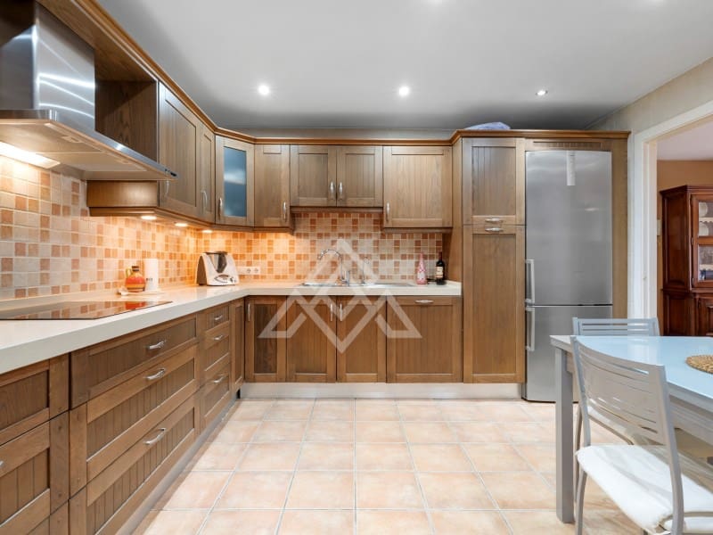 3 makuuhuone Huoneisto myytävänä paikassa Nueva Andalucia mukana 
autotalli - 680 000 € (Ref: 9386195)