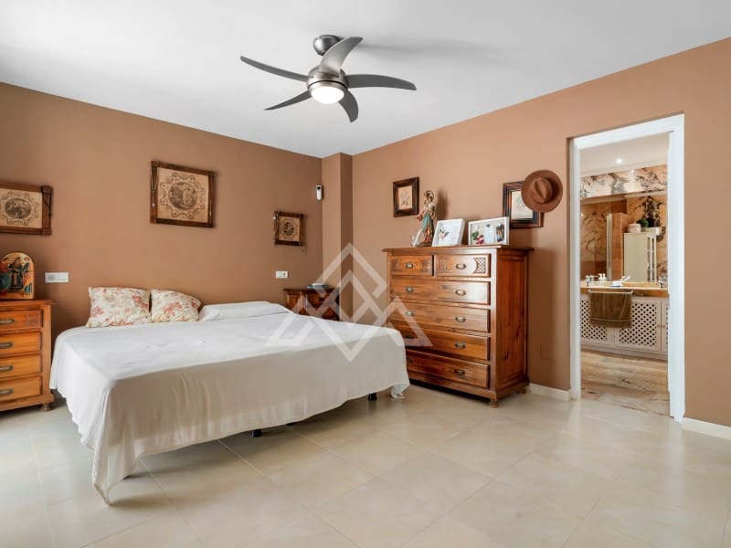 3 makuuhuone Huoneisto myytävänä paikassa Nueva Andalucia mukana 
autotalli - 680 000 € (Ref: 9386195)