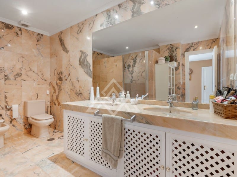 3 makuuhuone Huoneisto myytävänä paikassa Nueva Andalucia mukana 
autotalli - 680 000 € (Ref: 9386195)