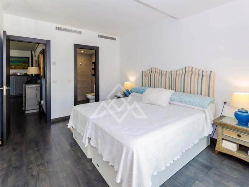 3 bedroom Penthouse for sale in Nueva Andalucia with garage - € 1,197,000 (Ref: 9411288)