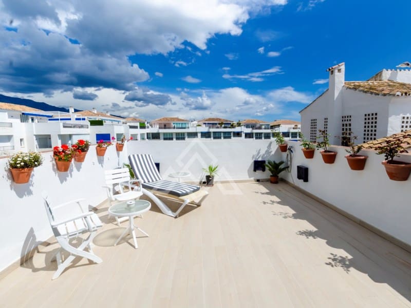 3 bedroom Penthouse for sale in Nueva Andalucia with garage - € 1,197,000 (Ref: 9411288)