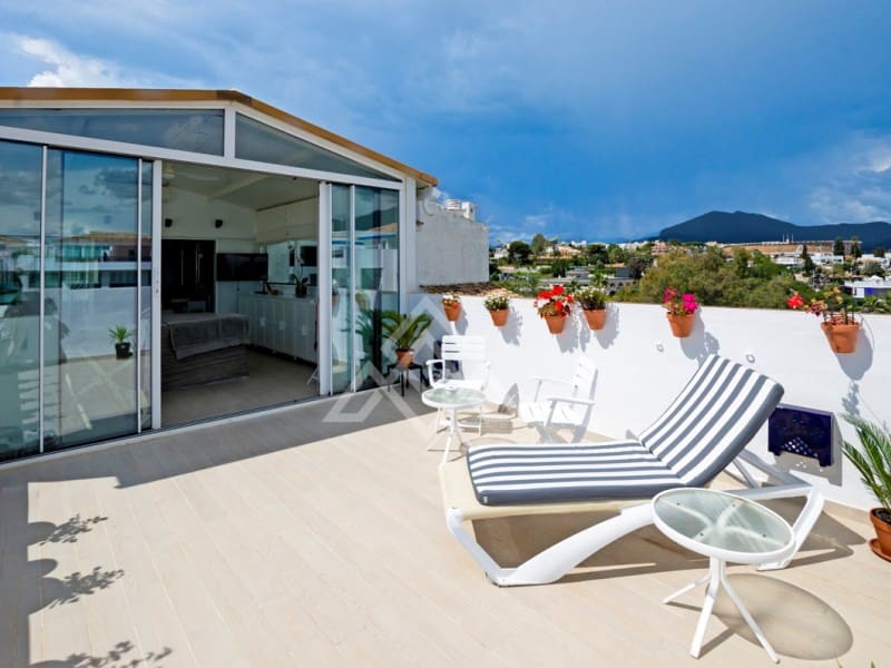 3 bedroom Penthouse for sale in Nueva Andalucia with garage - € 1,197,000 (Ref: 9411288)