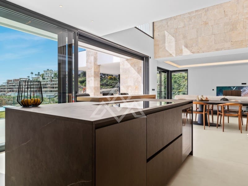 4 bedroom Villa for sale in Benahavis with garage - € 3,485,000 (Ref: 9424499)