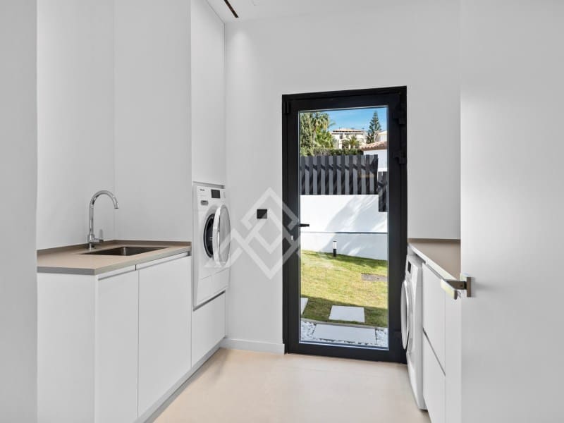 4 bedroom Villa for sale in Benahavis with garage - € 3,485,000 (Ref: 9424499)