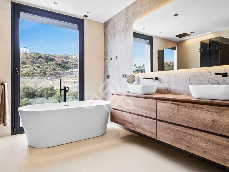 4 bedroom Villa for sale in Benahavis with garage - € 3,485,000 (Ref: 9424499)