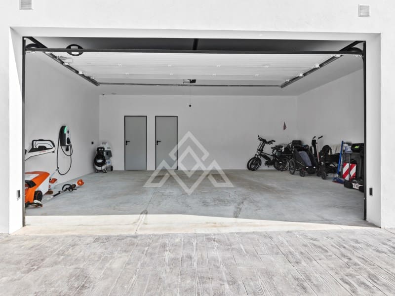 4 bedroom Villa for sale in Benahavis with garage - € 3,485,000 (Ref: 9424499)