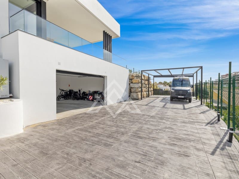 4 bedroom Villa for sale in Benahavis with garage - € 3,485,000 (Ref: 9424499)