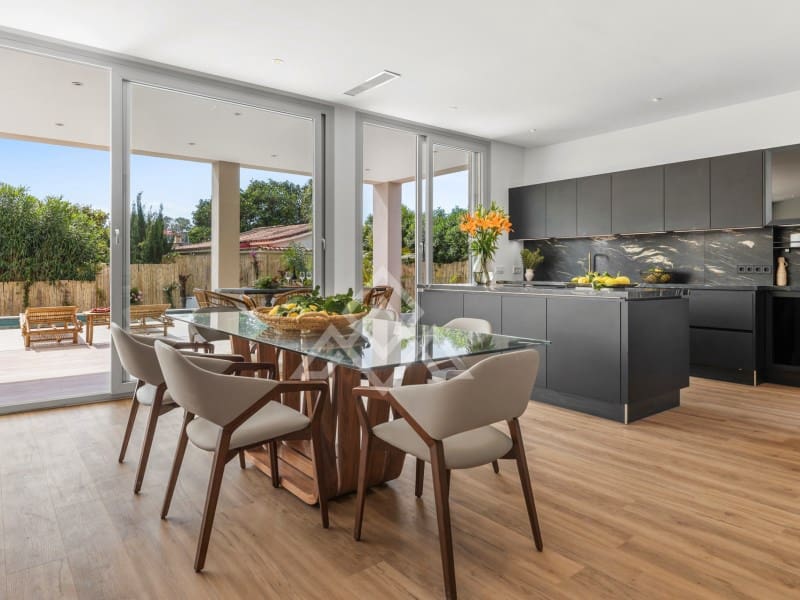 5 bedroom Villa for sale in San Pedro de Alcantara with garage - € 2,950,000 (Ref: 9424501)