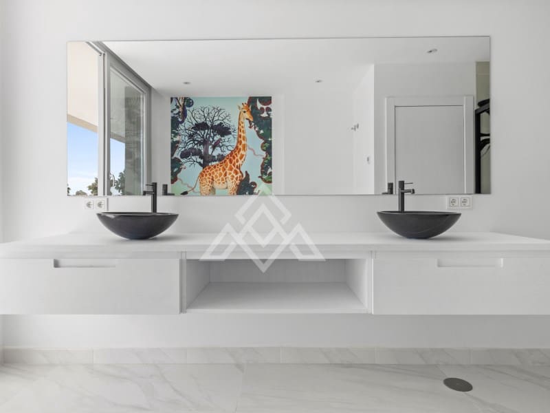 5 bedroom Villa for sale in San Pedro de Alcantara with garage - € 2,950,000 (Ref: 9424501)