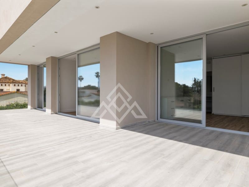 5 bedroom Villa for sale in San Pedro de Alcantara with garage - € 2,950,000 (Ref: 9424501)