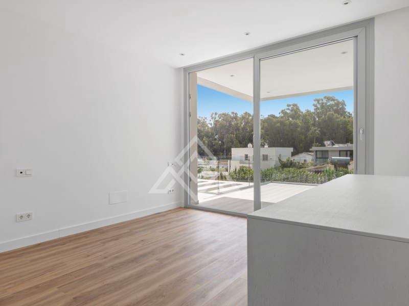 5 bedroom Villa for sale in San Pedro de Alcantara with garage - € 2,950,000 (Ref: 9424501)