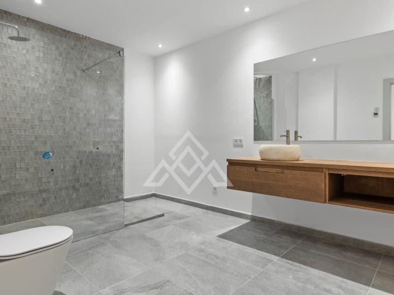 5 bedroom Villa for sale in San Pedro de Alcantara with garage - € 2,950,000 (Ref: 9424501)