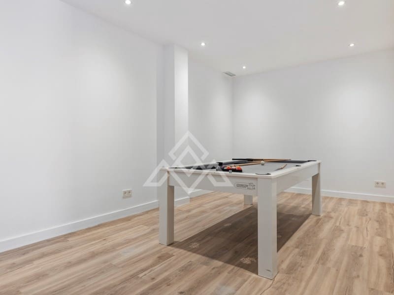 5 bedroom Villa for sale in San Pedro de Alcantara with garage - € 2,950,000 (Ref: 9424501)