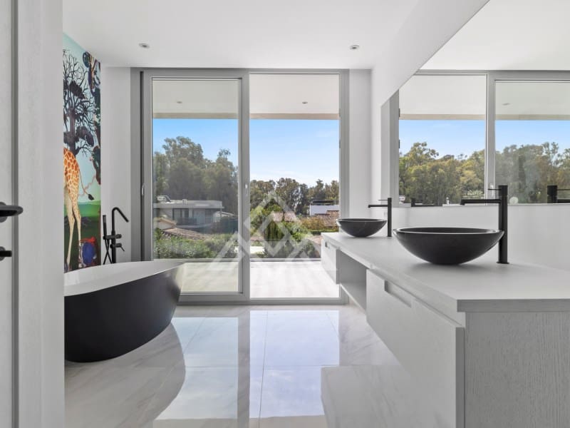 5 bedroom Villa for sale in San Pedro de Alcantara with garage - € 2,950,000 (Ref: 9424501)