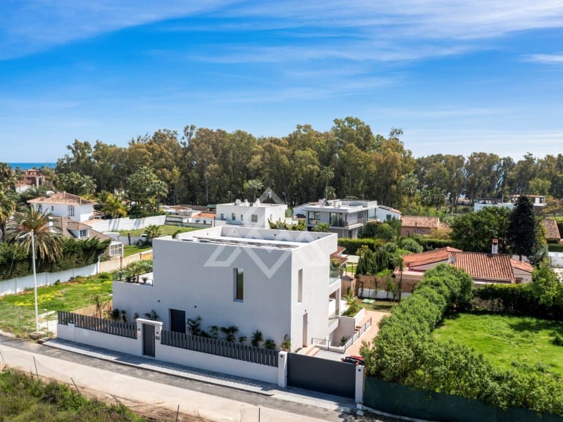 5 bedroom Villa for sale in San Pedro de Alcantara with garage - € 2,950,000 (Ref: 9424501)