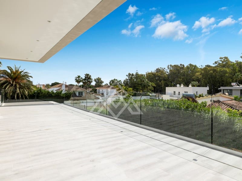 5 bedroom Villa for sale in San Pedro de Alcantara with garage - € 2,950,000 (Ref: 9424501)