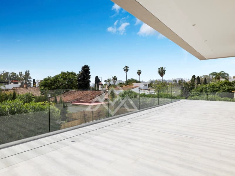 5 bedroom Villa for sale in San Pedro de Alcantara with garage - € 2,950,000 (Ref: 9424501)