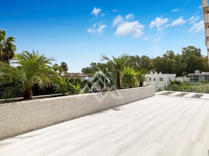 5 bedroom Villa for sale in San Pedro de Alcantara with garage - € 2,950,000 (Ref: 9424501)