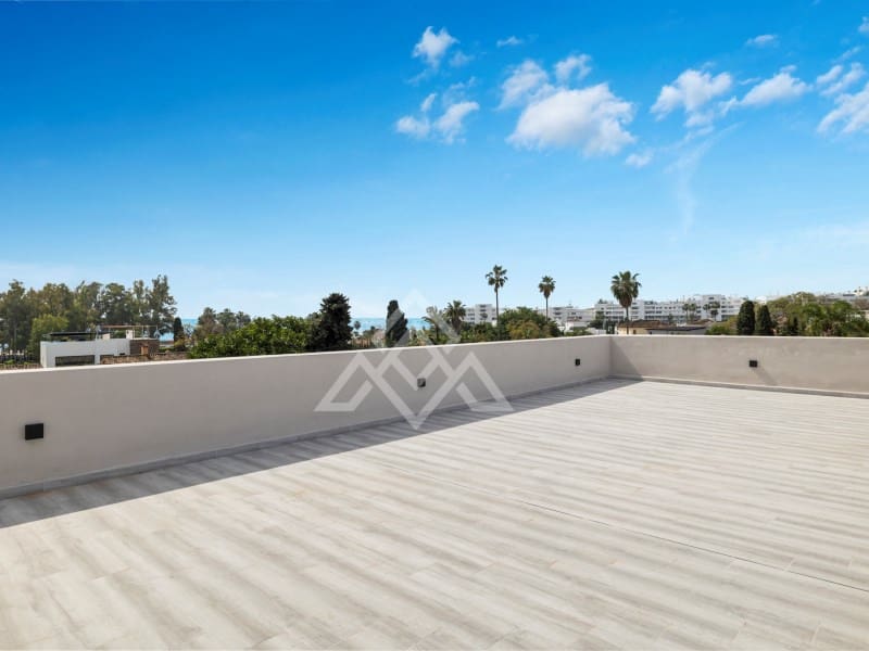 5 bedroom Villa for sale in San Pedro de Alcantara with garage - € 2,950,000 (Ref: 9424501)