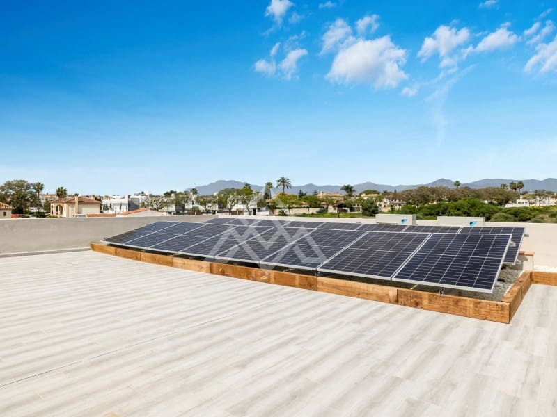 5 bedroom Villa for sale in San Pedro de Alcantara with garage - € 2,950,000 (Ref: 9424501)