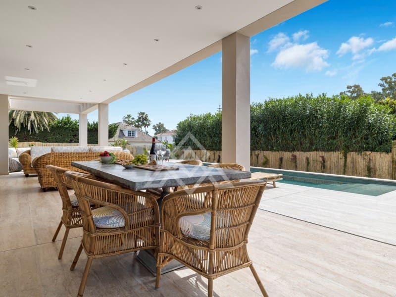 5 bedroom Villa for sale in San Pedro de Alcantara with garage - € 2,950,000 (Ref: 9424501)