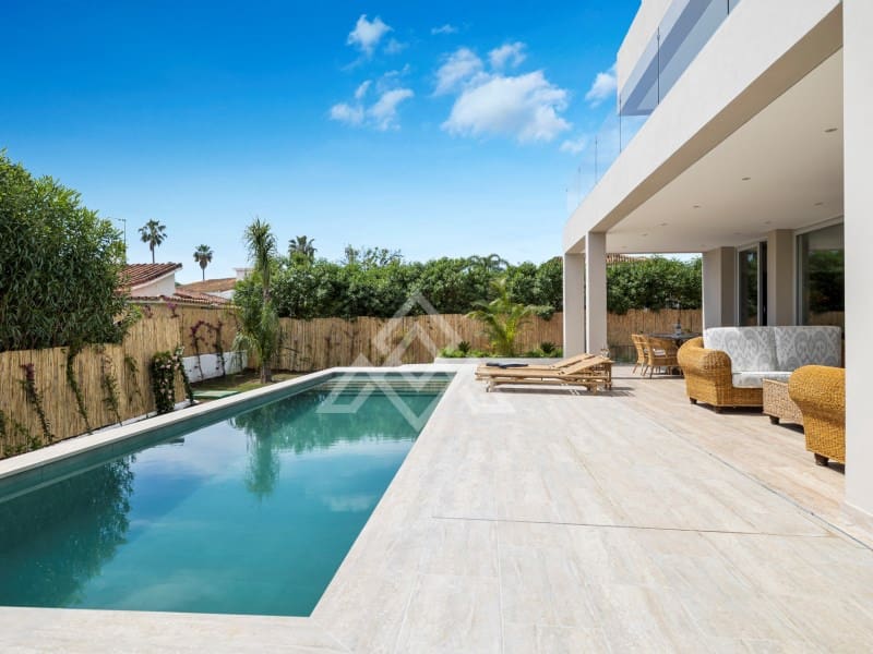 5 bedroom Villa for sale in San Pedro de Alcantara with garage - € 2,950,000 (Ref: 9424501)