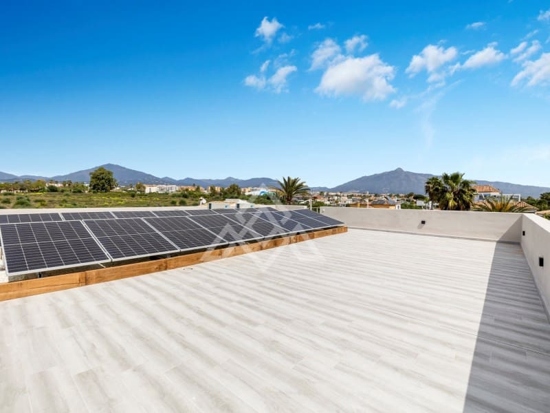 5 bedroom Villa for sale in San Pedro de Alcantara with garage - € 2,950,000 (Ref: 9424501)